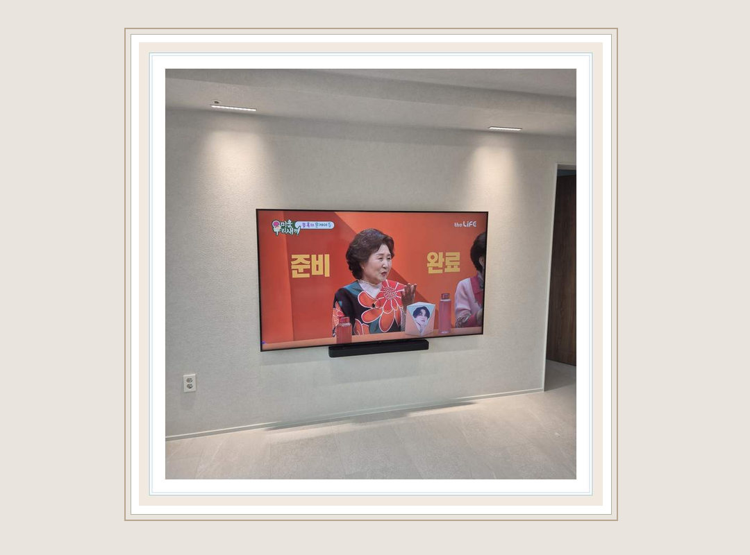 장안구 · 의왕시 벽걸이TV 선정리 가격 안내 시공 참고 사진 1 · 타일 마감과 무타공 조건 검토